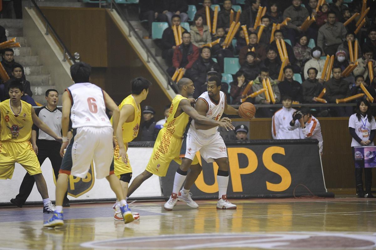 V体育中心-爱德华兹杀疯了！41分+5抢断打崩灰熊：第三节3记三分直接改写剧本